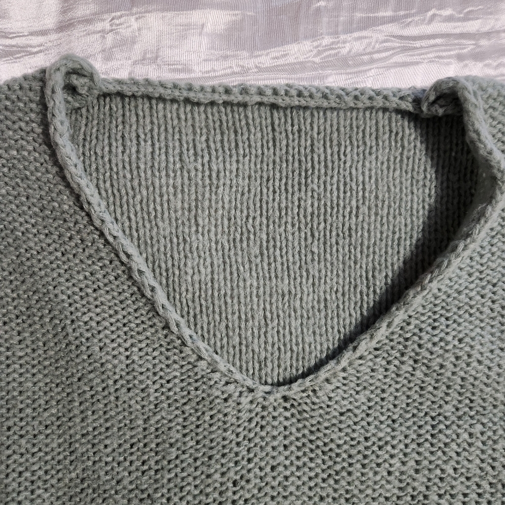 Women's V-Neck Knit Sweater - Green Size Large - Picture 3 of 9